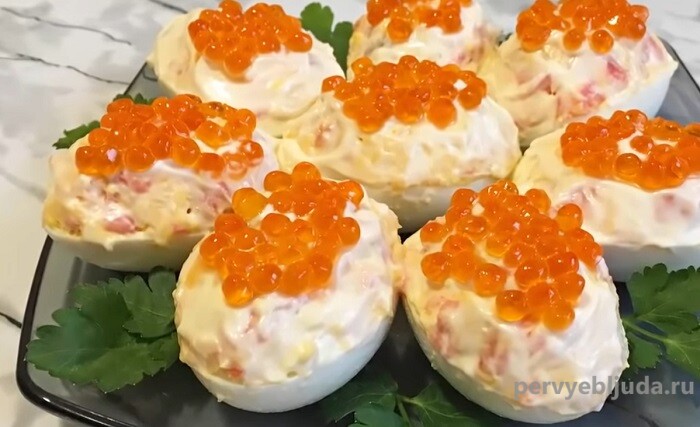 Яйца фаршированные креветками — рецепт на праздничный стол!
