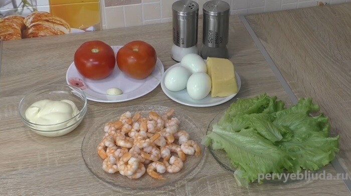 ингредиенты для простого салата с креветками
