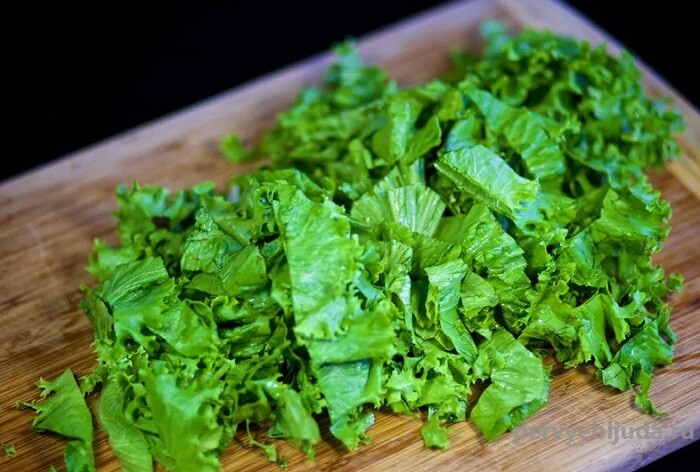 нарезаем листовой салат