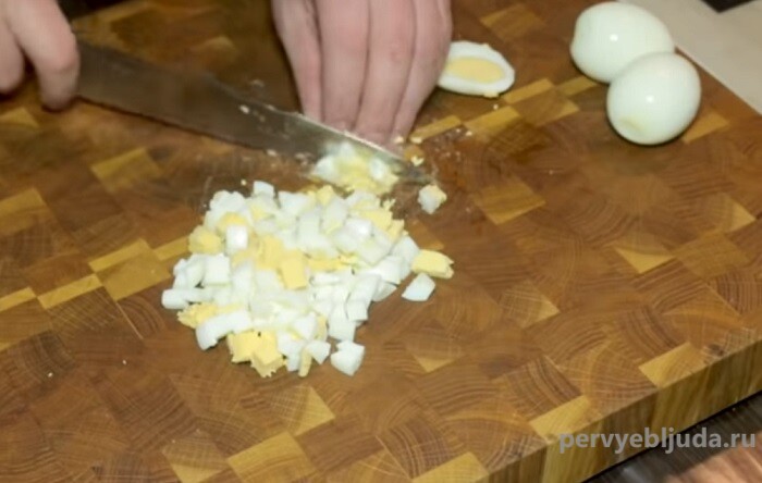 нарезаем яйца
