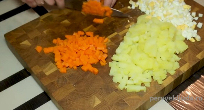нарезаем морковь кубиками