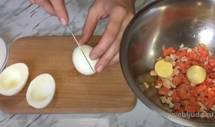 разрезаем вареные яйца