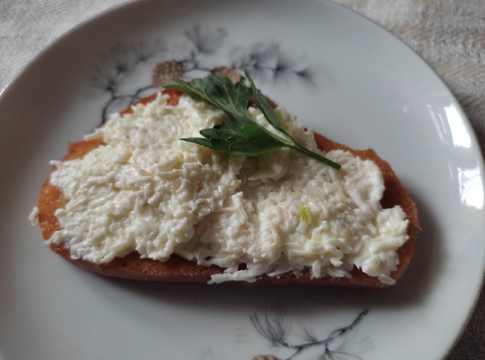 Закуска из сыра с чесноком и майонезом — простой и быстрый рецепт