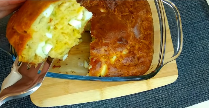 заливной пирог на кефире с капустой и яйцами