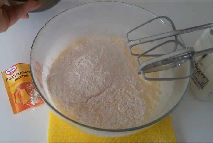 готовим тесто на пирог
