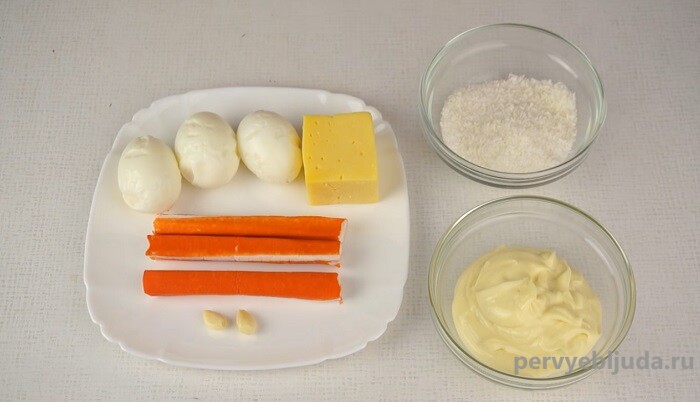 ингредиенты для сырных шариков с крабовыми палочками