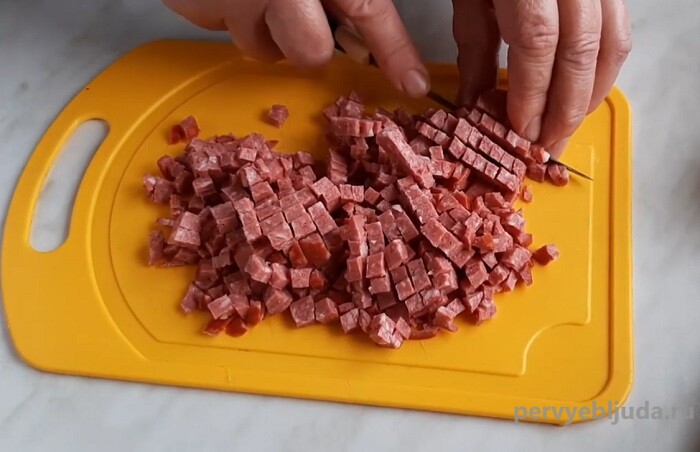 копченая колбаса кубиками