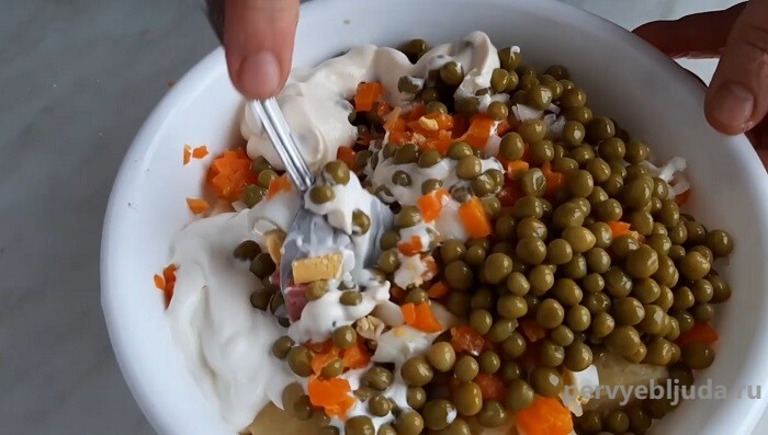 заправляем салат оливье сметаной
