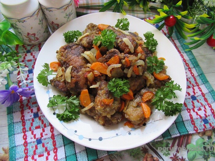 Печень говяжья жареная с луком и морковью
