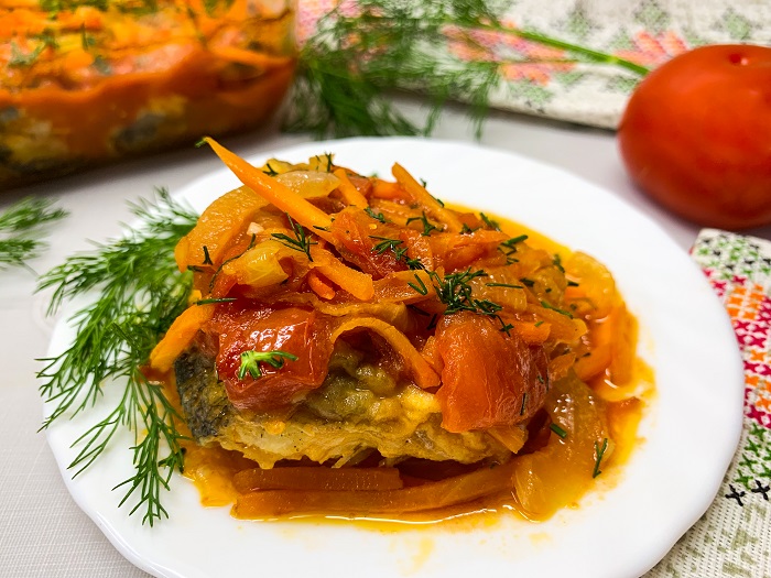 Рыба, запеченная в духовке с овощами — вкусный ужин с подливой