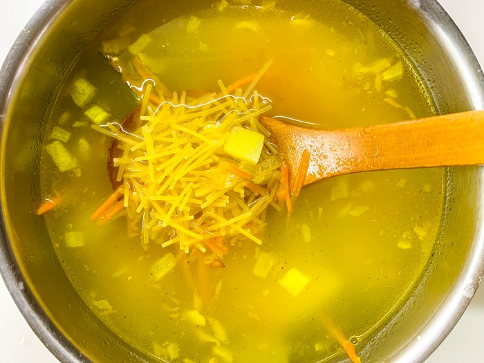 добавляем вермишель в суп