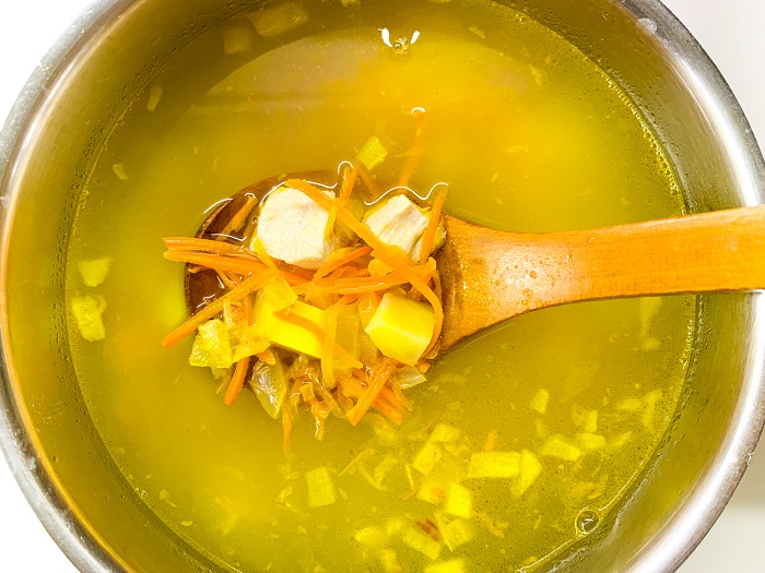 добавляем зажарку в суп