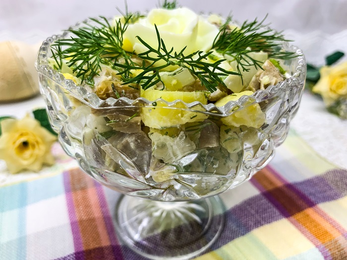 салат с солеными груздями и картофелем