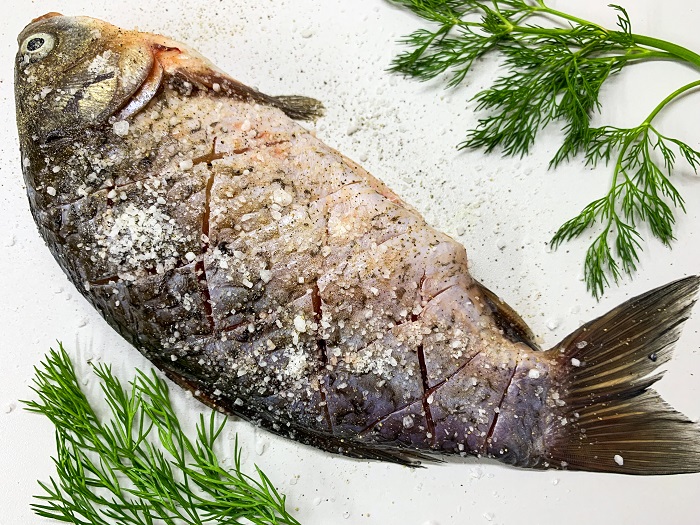 солим и перчим рыбу