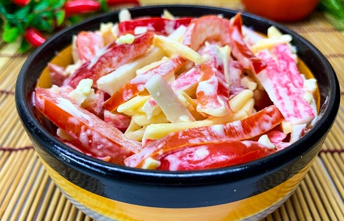 салат из крабовых палочек помидоров и сладкого перца