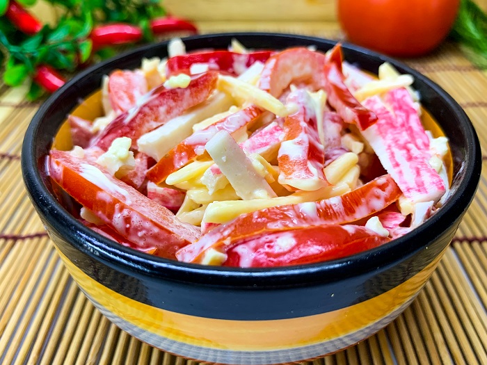 Вкусный салат с крабовыми палочками помидором и сладким перцем