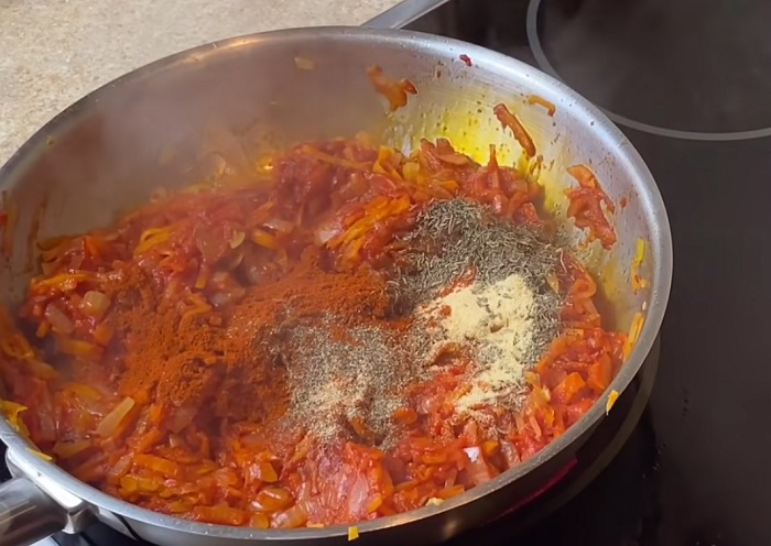 готовим томатную подливу для перцев