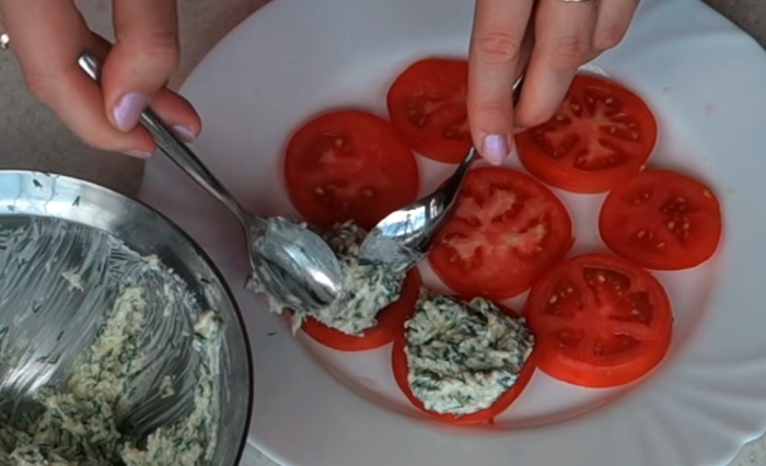 выкладываем начинку на помидоры