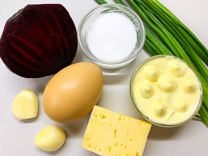 ингредиенты для салата со свеклой яйцом и сыром