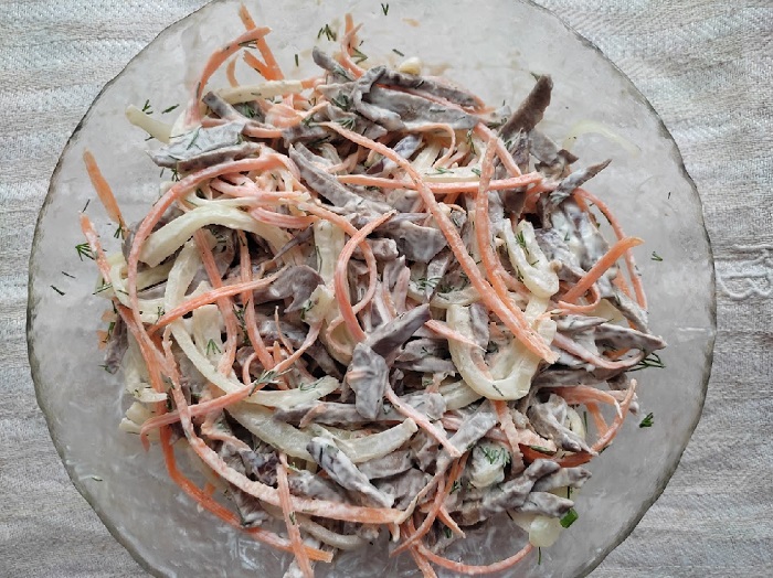 Вкусный салат из свиного сердца с маринованным луком и морковью