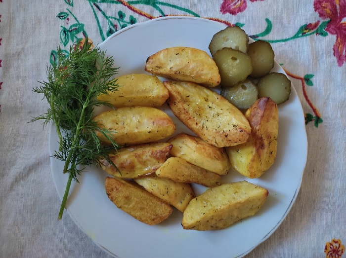 Картошка по-селянски в духовке с чесночным соусом