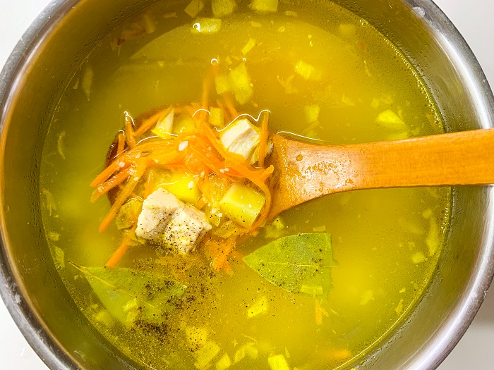 добавляем специи в суп