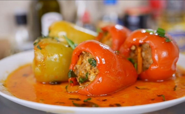 фаршированные перцы в кастрюле с томатом