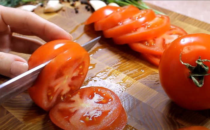 помидоры нарезаем кольцами