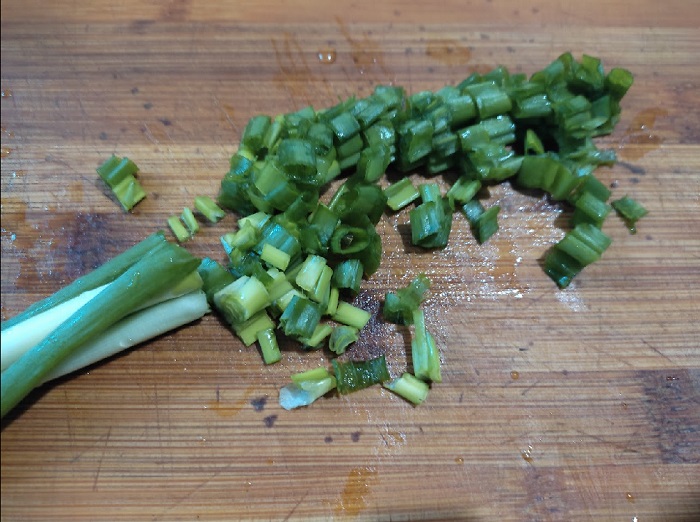 нарезаем зеленый лук