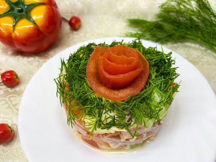 Вкусный салат с ветчиной, помидорами, огурцом и сыром