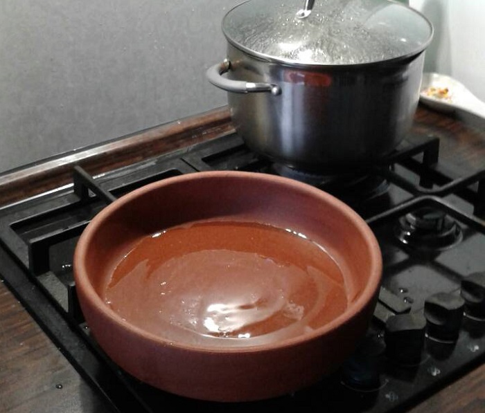наливаем растительное масло в сковородку