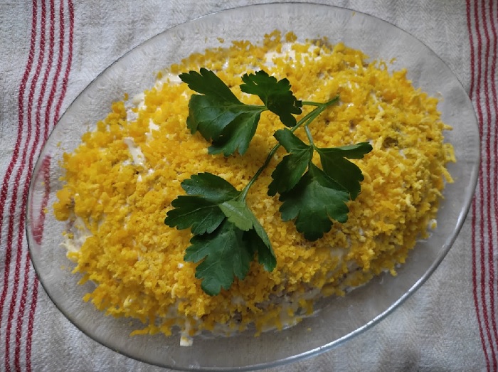 Салат «Мимоза» с плавленым сыром и сливочным маслом