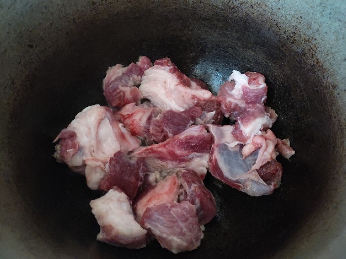 мясо свинины в казане