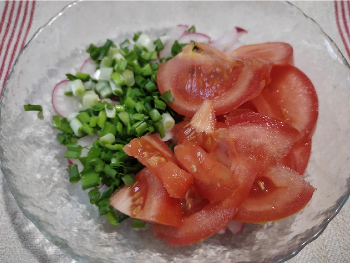 нарезаем помидорыпомидоры в салатнике