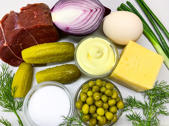 ингредиенты для салата с говядиной и маринованных огурцов