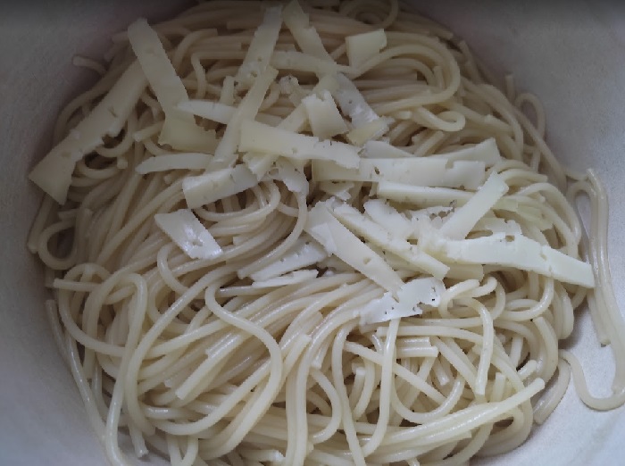 добавляем сыр в спагетти