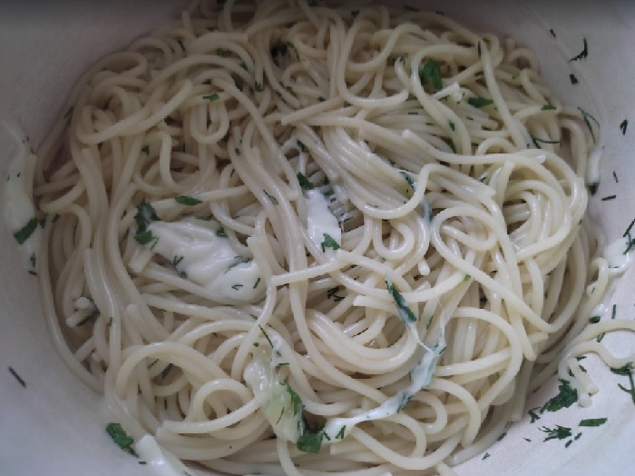 готовим спагетти с сыром и зеленью