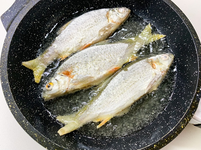 обжариваем рыбу на сковороде