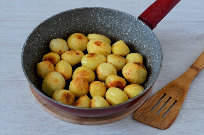 обжаренный картофель в сковородке