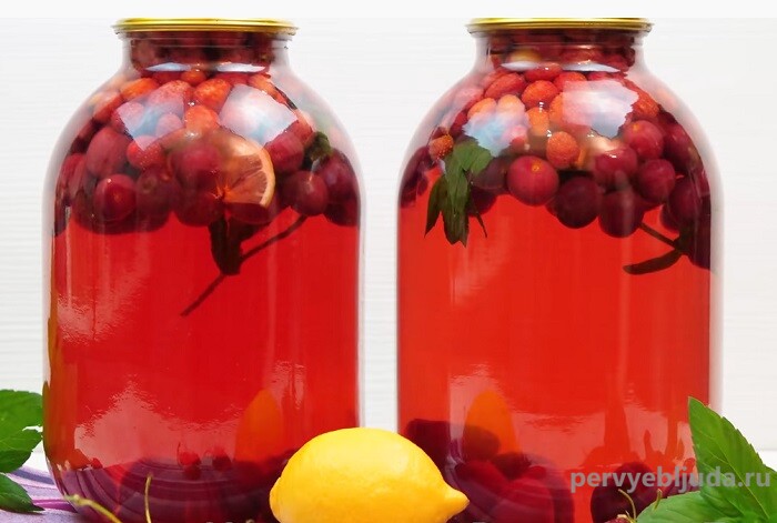 třešňový a jahodový kompot s citronem a mátou