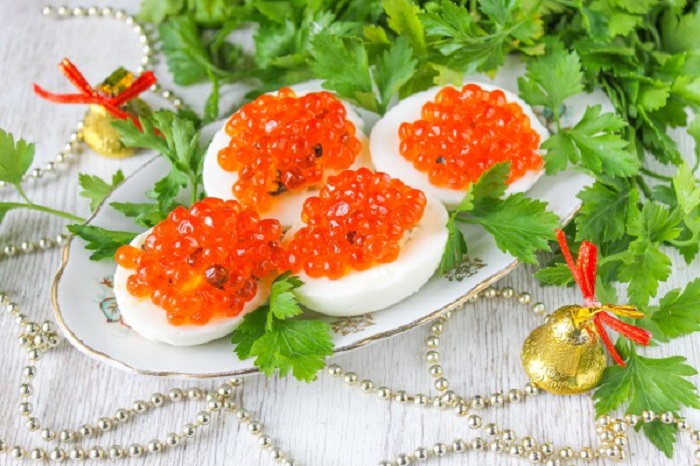 вареные яйца с красной икрой