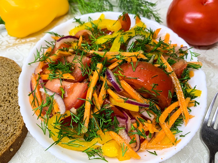 Диетический салат с болгарским перцем, помидорами и морковью