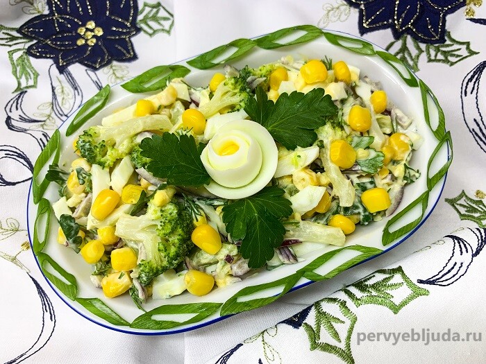Нежный диетический салат из брокколи с яйцом и консервированной кукурузой