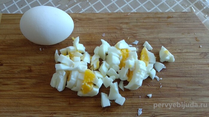 нарезаем отварное яйцо