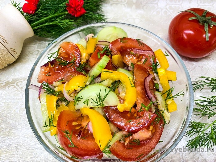 Диетический салат из помидоров с огурцом и сладким перцем