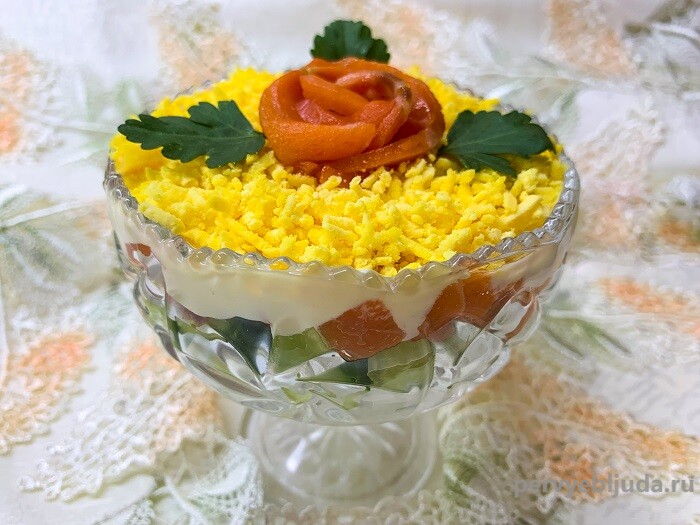 Нежный салат из семги с огурцом и яйцами в креманке