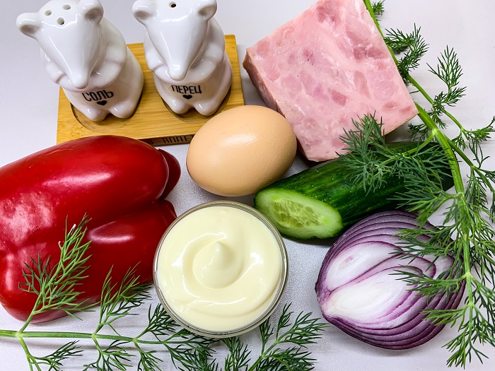 ингредиенты для салата с ветчиной и болгарским перцем