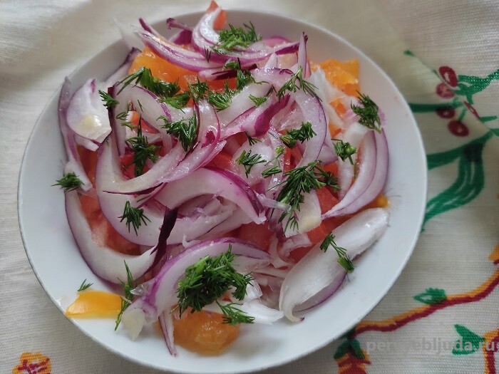 Салат с ялтинским луком — простой и вкусный