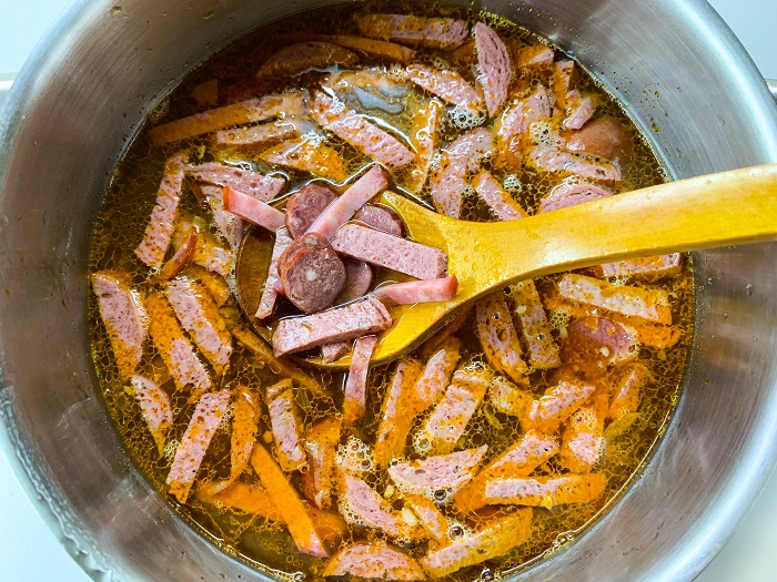 добавляем мясо и колбасу в солянку
