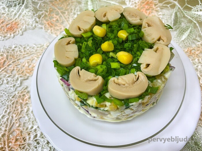 Праздничный салат с маринованными шампиньонами, кукурузой и сыром